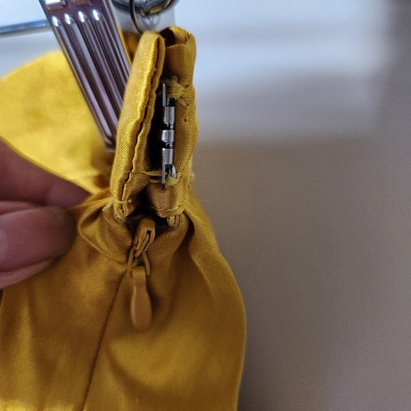 FOREVER 21, Yellow satin pleated mini skirt Size M - Picture 4 of 6